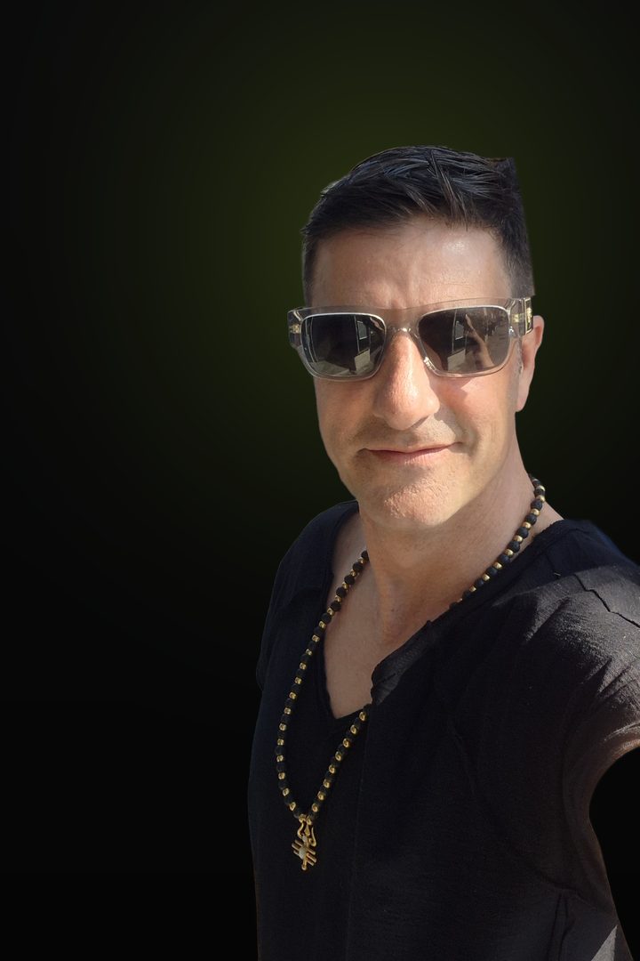 Don Spina im schwarzen Shirt mit Sonnenbrille